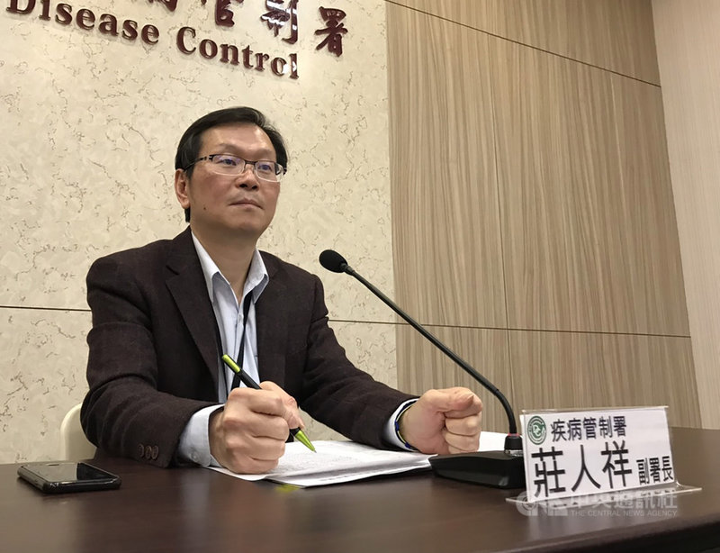衛生福利部疾病管制署副署長莊人祥11日下午召開記者會說明中國武漢肺炎疫情進度,會中說明,經比對發現和蝙蝠冠狀病毒相似度達87%,源自蝙蝠可能性高,未來將以此建立病毒核酸快速檢測方法。中央社記者張茗喧攝 109年1月11日