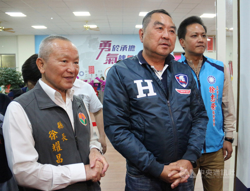 第10屆立委選舉各地結果11日晚間陸續揭曉，苗栗縣第2選區（山線）立委候選人徐志榮（中）自行宣布順利連任，守住苗栗山線藍天。中央社記者管瑞平攝　109年1月11日