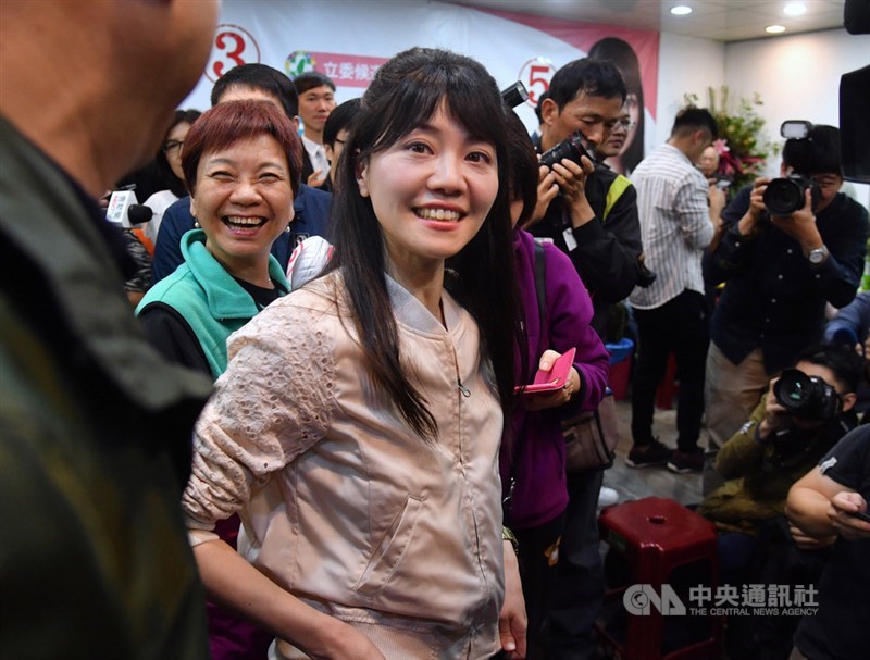 2020總統及立委選舉持續計票中，結果晚間將陸續揭曉，民進黨台北市第4選區立委候選人高嘉瑜（前）也現身競總關注開票進度。中央社記者王飛華攝　109年1月11日
