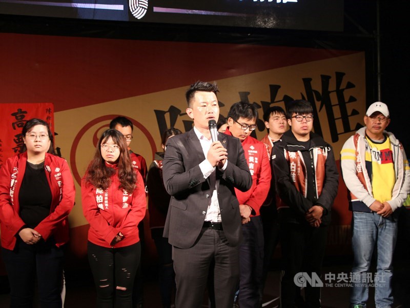 台中市第2選區台灣基進黨立委候選人陳柏惟(前)11日晚間到競選總部開票會場宣布勝選,他表示,開心一下就好,中國對台灣的威脅越來越重、越來越大,這時候團結台灣、穩定人民的心情,是一個很重要的任務。中央社記者蘇木春攝 109年1月11日