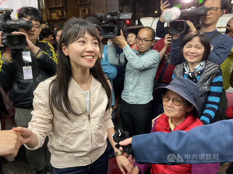 第10屆立法委員選舉，台北市第4選區（南港、內湖）民進黨立委候選人高嘉瑜（前左）11日晚間自行宣布當選，她表示，會秉持初衷，未來進入國會將繼續實踐理想和理念，一步一腳印在港湖區寫下歷史性的一頁。中央社記者黃麗芸攝　109年1月11日