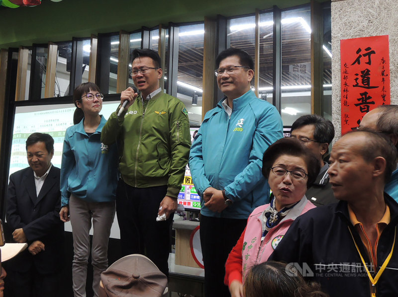第10屆立法委員選舉,民進黨台中市第5選區立委候選人莊競程(左3)11日晚間由交通部長林佳龍(左4)陪同出面,自行宣布當選,莊競程致詞時忍不住哽咽,感謝鄉親支持力挺,讓藍天成功變綠地。中央社記者郝雪卿攝 109年1月11日