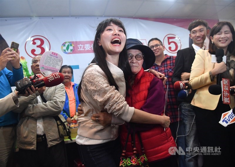 民進黨台北市立委候選人高嘉瑜(中左)11日自行宣布在第10屆立委選戰中取得勝利,在競選總部向支持者表達感謝,並開心與阿嬤(中右)相擁。中央社記者王飛華攝 109年1月11日
