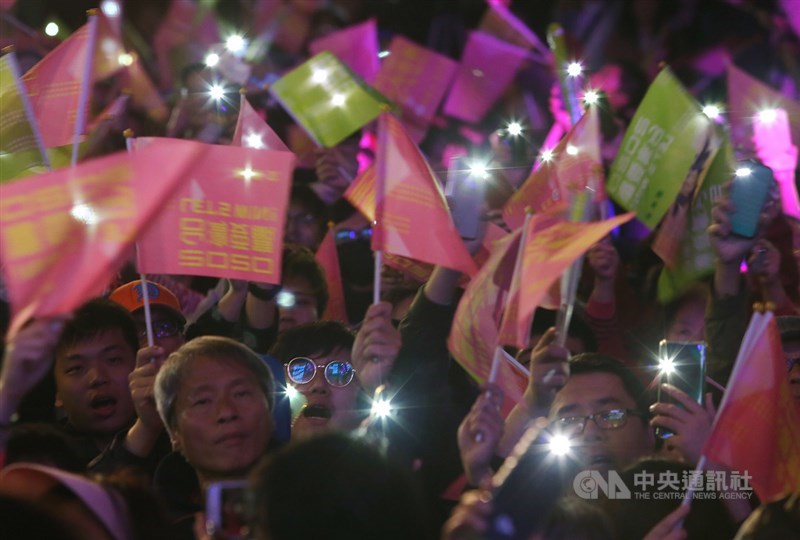 第15任總統、副總統及第10屆立委選舉11日晚間開票結果漸明朗,總統蔡英文台北競選總部外支持者情緒也愈晚愈嗨,現場民眾點亮手機燈光,與手中旗幟一同搖擺。中央社記者郭日曉攝 109年1月11日