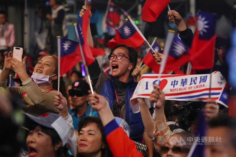 2020總統大選,國民黨總統候選人韓國瑜11日晚間在高雄市黨部外正式承認敗選,現場支持者難掩激動與失望,仍不斷高呼「我挺韓、我驕傲」。中央社記者王騰毅攝 109年1月11日