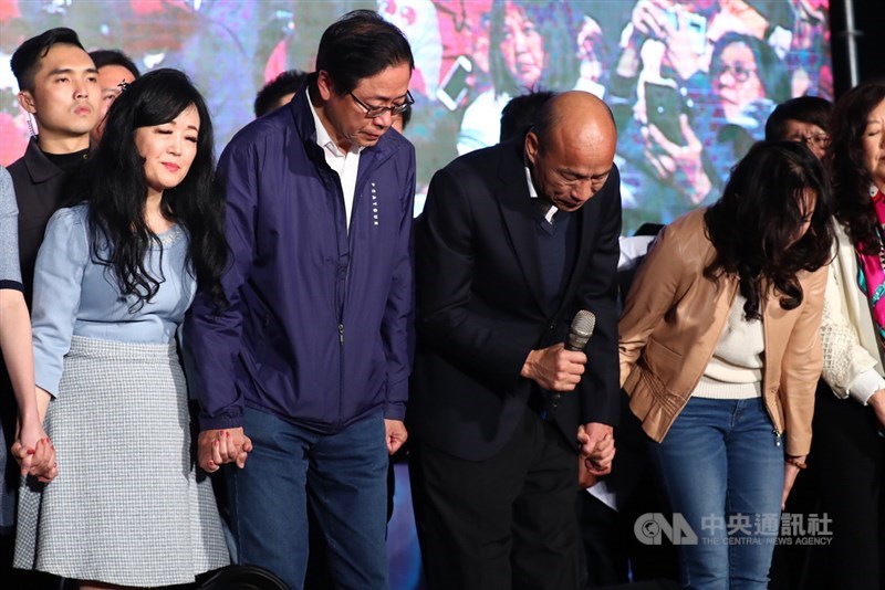 國民黨總統候選人韓國瑜(前右2)、副總統候選人張善政(前左2)11日晚間現身高雄市黨部外,正式發表敗選感言後鞠躬感謝支持者。中央社記者王騰毅攝 109年1月11日