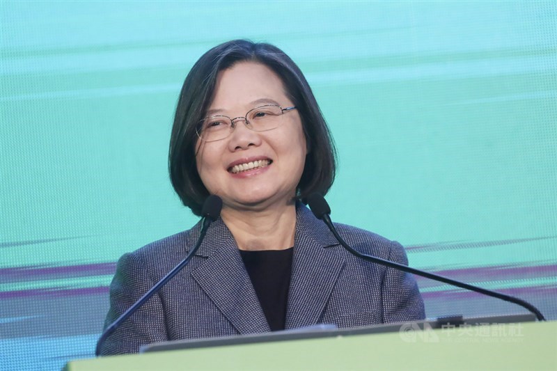 總統蔡英文11日以突破800萬大觀的歷史性高票贏得2020總統大選,她11日晚間向全台人民發表談話時表示,能夠領導台灣這個國家,是她畢生最大的榮幸。中央社記者吳家昇攝 109年1月11日