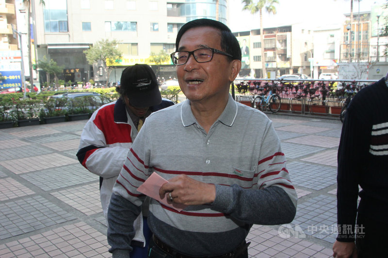 前總統陳水扁(前)11日前往台南市政府衛生局林森辦公室的投開票所投票,臉上掛著笑容,呼籲選民踴躍投票。中央社記者楊思瑞攝 109年1月11日