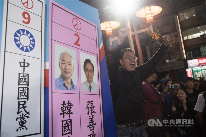 2020總統大選及立委選舉11日晚間結果逐漸明朗化,國民黨在這次選戰大幅落後,台北中央黨部外有一名黑衣男子激動高喊,要黨主席吳敦義下台負責。中央社記者林俊耀攝 109年1月11日