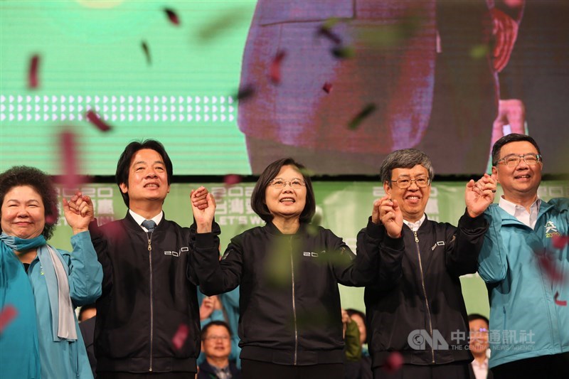 2020總統及立委選戰由民進黨大獲全勝,總統候選人蔡英文(中)、副總統候選人賴清德(左2)、現任副總統陳建仁(右2)、總統府秘書長陳菊(左)及黨主席卓榮泰(右)11日晚間在台北競總外感謝支持者,現場飄下勝利彩帶,氣氛熱絡。中央社記者郭日曉攝 109年1月11日