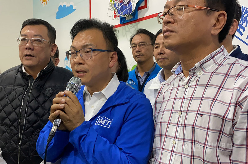 國民黨籍新竹市立委候選人鄭正鈐（前右2）11日晚間自行宣布在第10屆立委選戰中勝出，他致詞表示，會保持謙卑、持續奮鬥，實現政見承諾。中央社記者魯鋼駿攝　109年1月11日