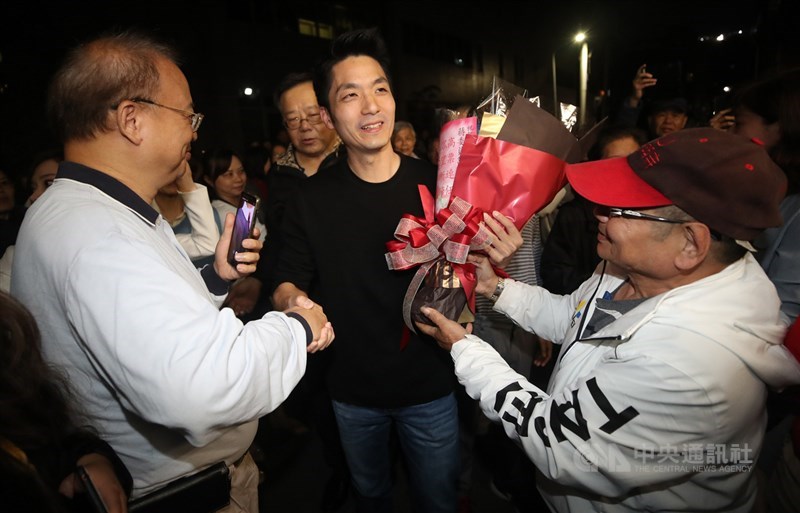 國民黨台北市第3選區立委候選人蔣萬安(中)11日晚間自行宣布在第10屆立委選戰中勝出,他抵達競選總部後,支持者熱情送上花束祝賀。中央社記者張新偉攝 109年1月11日