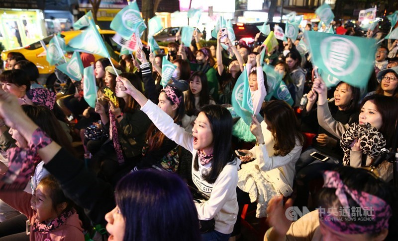 民進黨立委候選人吳怡農競選總部11日聚集不少支持者,關注第15任總統副總統及第10屆立委選舉最新開票結果,支持者高喊吳怡農加油。中央社記者記者謝佳璋攝 109年1月11日