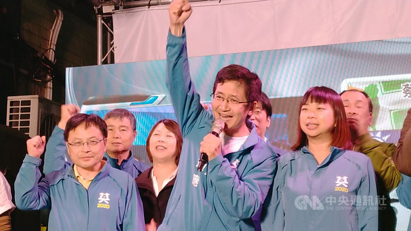 第10屆立法委員選舉，基隆市選舉區民進黨立委候選人蔡適應（前右2）11日晚間自行宣布當選，這也是民進黨籍立委首度在基隆連任，蔡適應在台上振臂高呼，感謝市民支持。中央社記者王朝鈺攝　109年1月11日