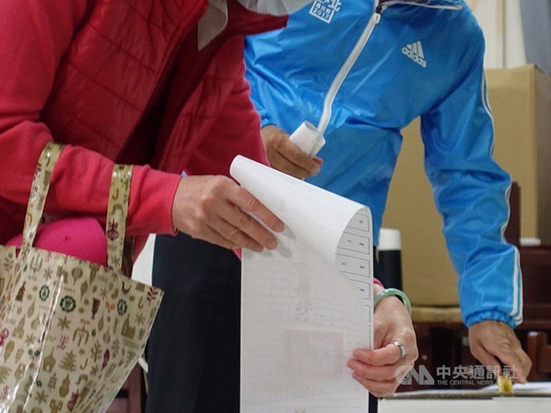 總統與立委選舉11日進行投開票,政黨票部分,共有4個政黨跨越5%的得票門檻,預計分別是民進黨可獲13席、國民黨13席、台灣民眾黨5席與時代力量3席。圖為11日民眾投下政黨票。中央社記者梁珮綺攝 109年1月11日