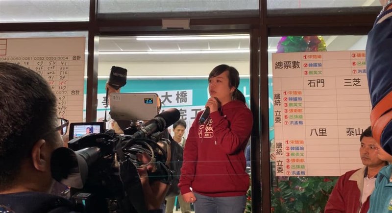 新北市淡水立委選戰,現任民進黨立委呂孫綾(中)雖拿下11萬162票,仍不敵洪孟楷的11萬9401票,高票落選。(圖取自facebook.com/shirleylu312)