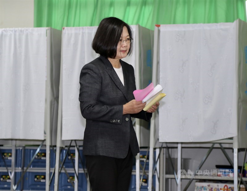 第15任總統副總統及第10屆立法委員選舉11日舉行,總統蔡英文(圖)上午9時前往新北市永和區的投票所,投下3張選票。中央社記者張皓安攝 109年1月11日