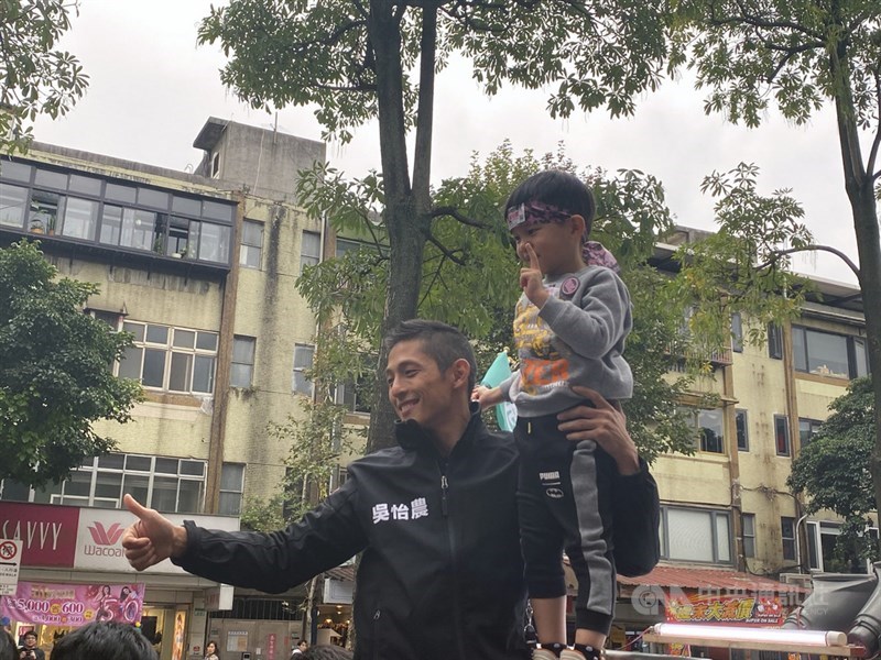 民進黨台北市第3選區(中山、北松山)立委候選人吳怡農(左)在此次選戰中落敗,對於各界力挺參選台北市長一事,他12日說,敗選的人在隔天沒資格談,請各界給他一些時間沉澱思考下一步。中央社記者黃麗芸攝 109年1月12日