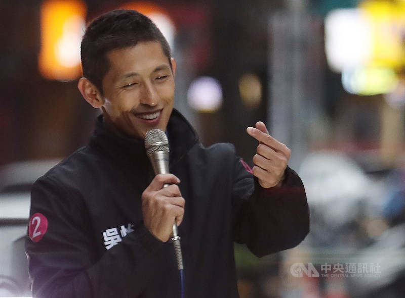 2020總統立委選舉結果出爐,民進黨北市第3選區立委候選人吳怡農(右)落選,12日展開車隊謝票行程,吳怡農手比愛心向支持者表達感謝。中央社記者張新偉攝 109年1月12日