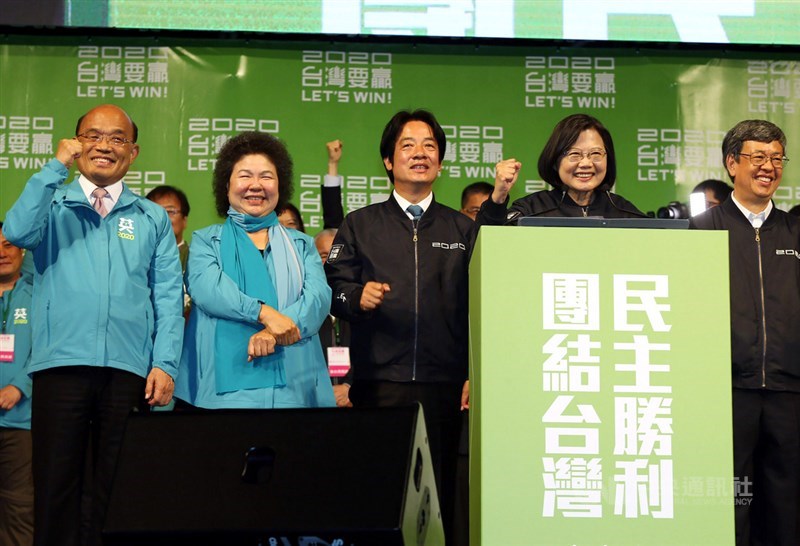 總統蔡英文(右2)11日高票連任成功,針對立委選舉結果出爐、2月1日新國會形成,內閣是否有調整必要性等議題,蔡總統晚間特別感謝行政院長蘇貞昌(左)這一年多來的努力,「蘇院長的表現讓大家對政府有感,同時也讓人民感動」。左2起為總統府秘書長陳菊、民進黨副總統候選人賴清德,右為現任副總統陳建仁。中央社記者郭日曉攝 109年1月11日