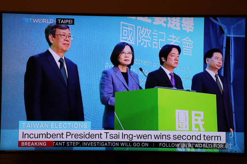土耳其廣播電視公司國際頻道11日晚間報導,中國施壓加上香港「反送中」抗議潮,使台灣總統蔡英文囊括57%選票,壓倒性地連任成功。圖為拍攝電視畫面。中央社記者何宏儒安卡拉攝 109年1月11日