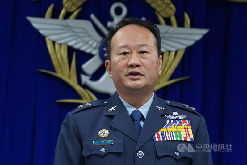黑鷹直升機失事,空軍司令部將在13日移柩、14日啟靈,國防部12日召開記者會說明活動規劃內容。空軍司令部政戰主任王純雄(圖)回應媒體關心的失事黑盒子解讀進度。中央社記者徐肇昌攝 109年1月12日