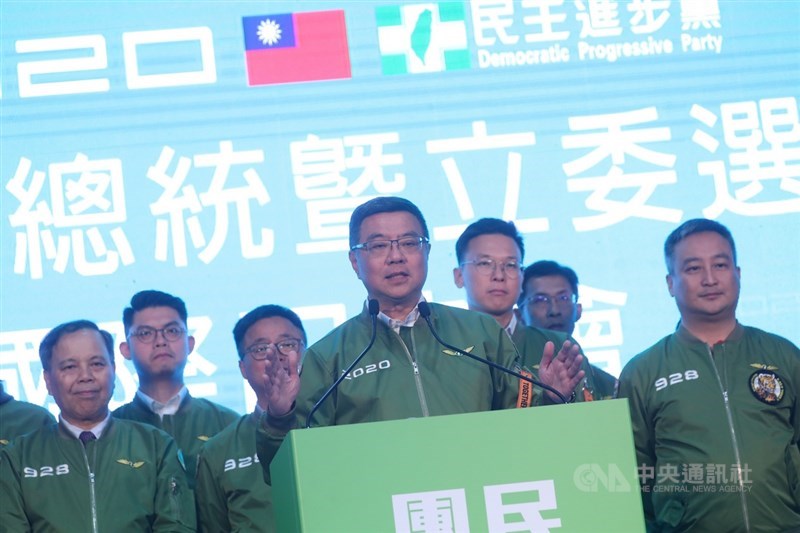 民進黨2018年九合一大選慘敗,「大師兄」卓榮泰(前)獲跨派系中生代力挺,踏入戰場前線擔任黨主席,卓榮泰找來淡出政壇多年的羅文嘉擔任秘書長,卓羅連手走過黨務改組、立委補選、總統初選動盪、到2020大選,創造一連串的驚嘆號。中央社記者吳家昇攝 109年1月11日