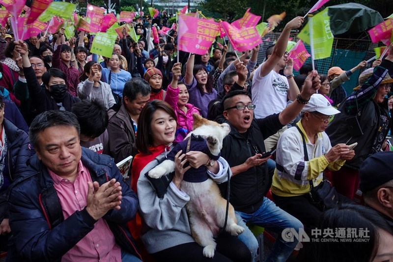 第15任總統副總統及第10屆立法委員選舉11日舉行,下午4時各投開票所開始計票,民眾在總統蔡英文競選總部外揮舞旗幟,關注開票情況。中央社記者吳家昇攝 109年1月11日