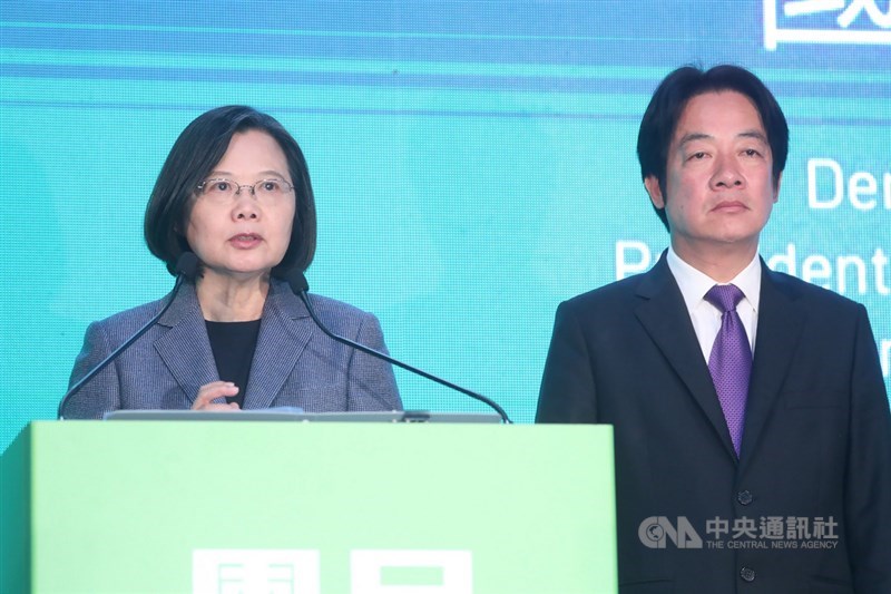 總統蔡英文(左)與民進黨籍副總統候選人賴清德(右)以史上最高得票數贏得2020總統大選勝利,11日晚間發表勝選談話時,蔡總統保證絕對不會因為勝利就忘記反省,會把過去做不夠、來不及做的,做得更好、做得更多。中央社記者吳家昇攝 109年1月11日