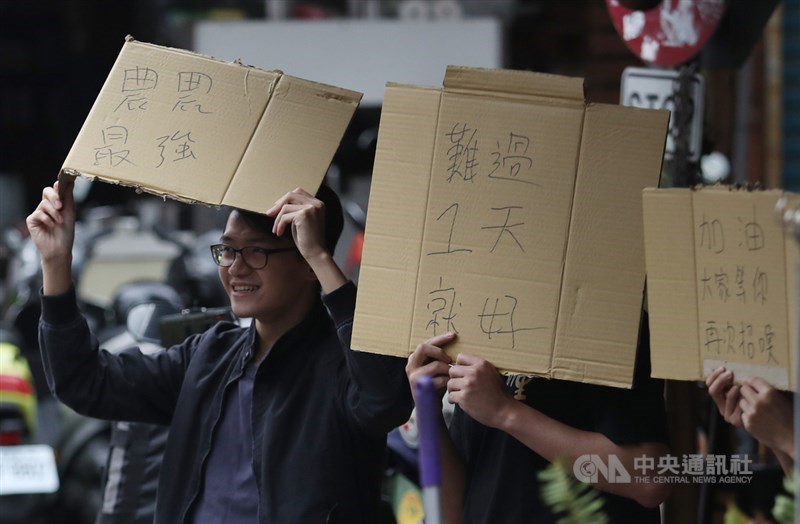 台北市第3選區(中山、北松山)立委選戰「雙帥對決」,民進黨候選人吳怡農敗選,吳怡農12日下午進行車隊掃街謝票,有支持者高舉手寫看板為吳怡農加油打氣。中央社記者張新偉攝 109年1月12日