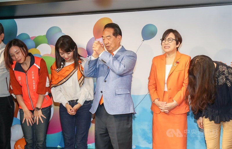 2020總統大選開票結果11日晚間已近尾聲,親民黨總統候選人宋楚瑜(中)現身競選總部舉行記者會,他向支持者拱手致謝表示,他和副總統候選人余湘(右2)、親民黨幹部都接受人民的決定。中央社記者裴禛攝 109年1月11日