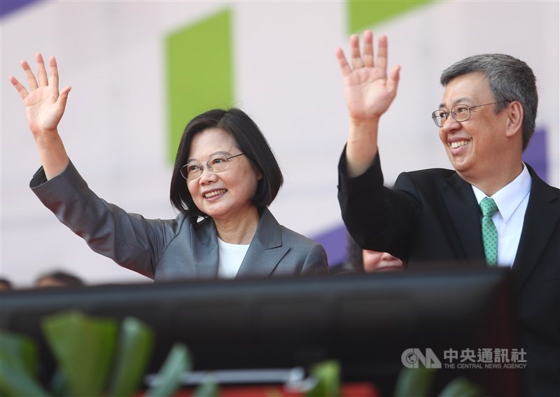 陳建仁(右)溫暖風趣、口條清晰,初登場時擄獲不少媒體眼光,被封為「大仁哥」,稱職扮演副總統角色,雖說憲法定位是備位元首,但他協助總統推動許多重大改革。(中央社檔案照片)