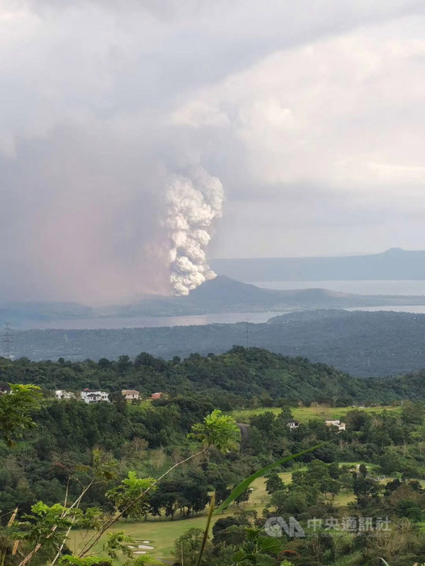 距菲國旅遊勝地大雅台(Tagaytay)不到30公里的塔爾火山12日下午噴發,不少旅菲台灣民眾分享火山噴發照片和影片,相互提醒注意安全。(旅菲台商高珍妮提供)中央社記者陳妍君傳真 109年1月12日