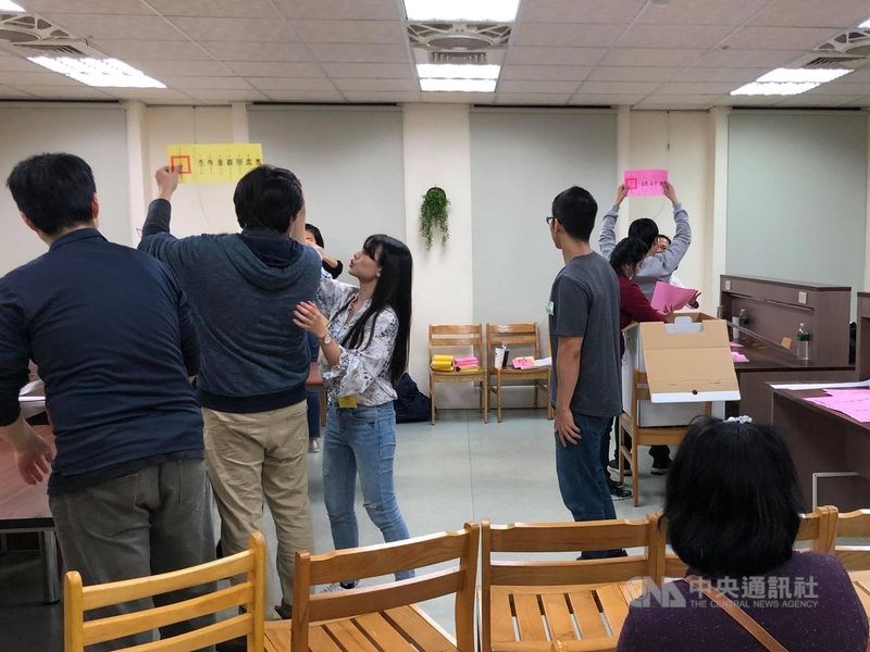 國際矚目總統與立法委員選舉,到台灣觀察選舉的美國學者祁凱立說,觀察唱票和開票的過程讓他感受到民眾「用生命在守護民主」。圖為選務人員開票情形。中央社 109年1月11日
