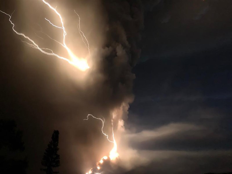 菲律賓塔爾火山13日噴發高達1萬5000公尺的火山灰雲。(美聯社)