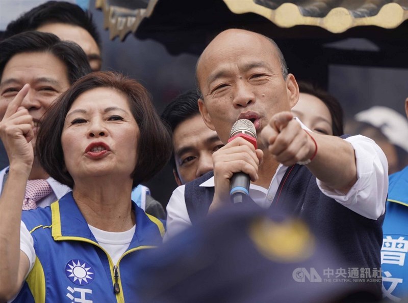 參選立委失利的國民黨籍台北市議員汪志冰(前左)13日晚間表示,國民黨敗選後應痛下決心徹底改革。圖為汪志冰與高雄市長韓國瑜(前右)日前在台北市關渡宮參拜造勢。(中央社檔案照片)