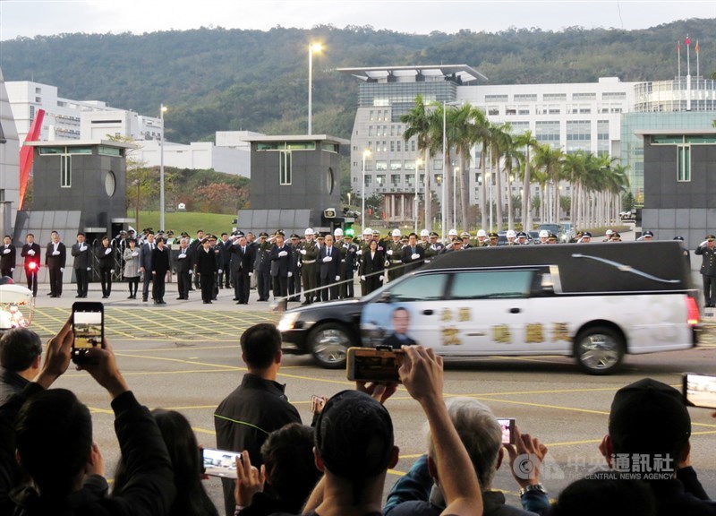 黑鷹直升機失事造成參謀總長沈一鳴等8人殉職,13日下午在台北舉行移柩儀式,國軍弟兄、民眾在國防部外列隊哀悼,目送殉職將士車隊離去。中央社實習記者莊惠閔攝 109年1月13日