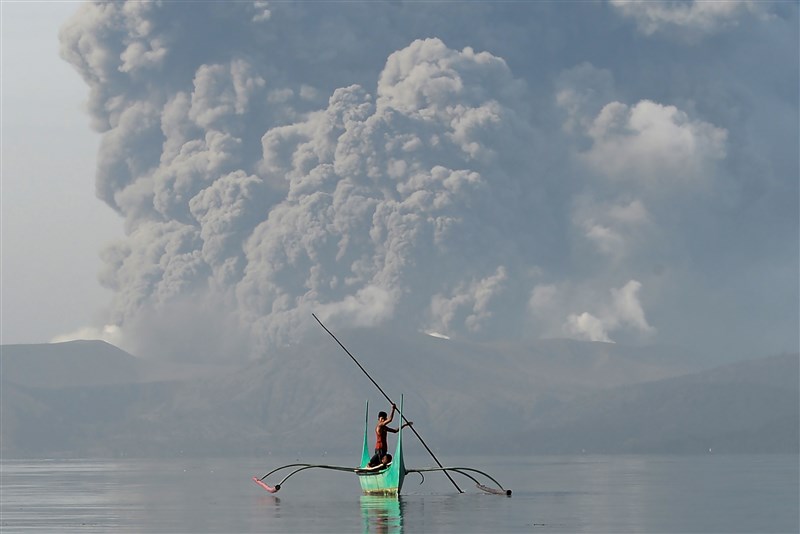 14日菲律賓塔爾火山噴發進入第3天,外媒報導,目前約有3萬名居民待在避難所。(法新社提供)