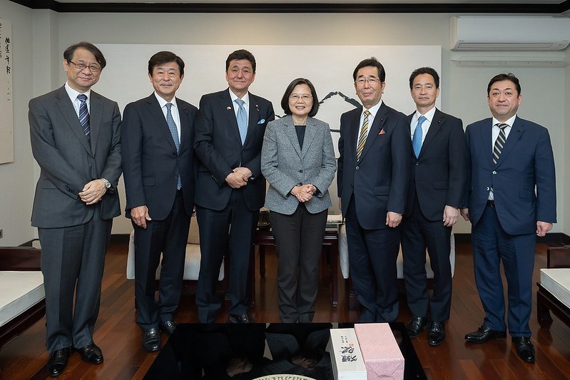 蔡總統（中）12日下午在寓所接見日本首相安倍晉三胞弟、眾議員岸信夫（左3）等一行時表示，做為區域的一份子，會盡最大的力量來維持兩岸的和平穩定。（圖取自總統府網頁president.gov.tw）