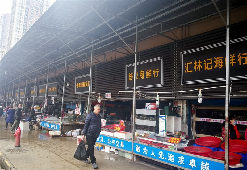 世衛將造成中國武漢肺炎疫情的病毒命名為2019新型冠狀病毒,命名「去中國化」引發媒體關注。圖為武漢一處海鮮市場,世衛組織表示應與最近爆發的不明肺炎有關。(中新社提供)