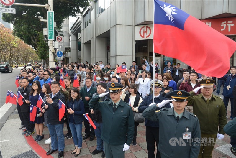 黑鷹殉職將士啟靈車隊14日自空軍松山基地指揮部出發,行經敦化南路前往第二殯儀館火化,沿途民眾與官兵一同向車隊敬禮致意。中央社記者林俊耀攝 109年1月14日