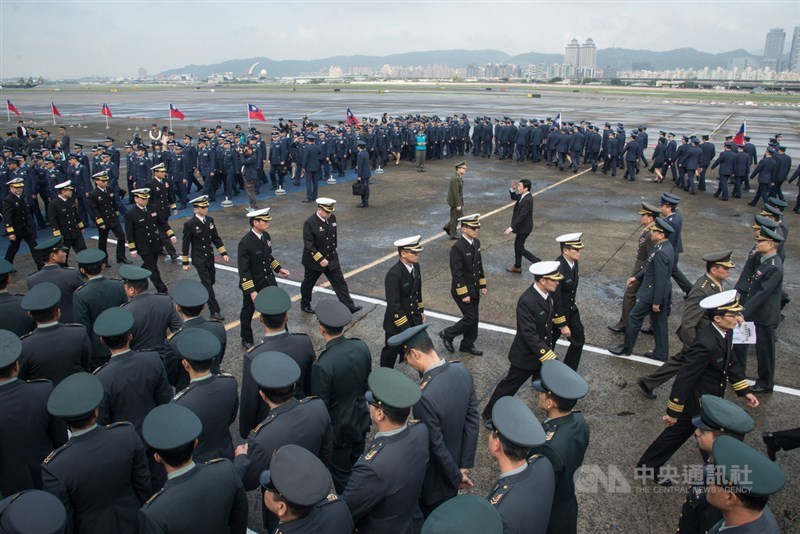 黑鷹直升機失事造成參謀總長沈一鳴上將等8人殉職,14日上午在空軍松山基地指揮部舉辦聯合公祭,現場陸、海、空軍代表列隊向殉職將官致意。中央社記者林俊耀攝 109年1月14日