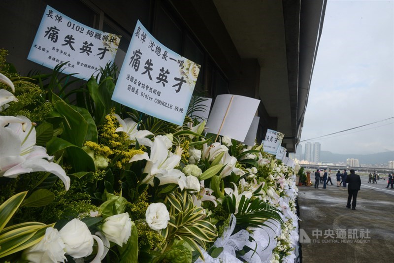 黑鷹直升機失事造成參謀總長沈一鳴上將等8人殉職,14日上午在空軍松山基地指揮部舉辦聯合公祭,現場有許多民眾致贈花籃追思緬懷。中央社記者林俊耀攝 109年1月14日