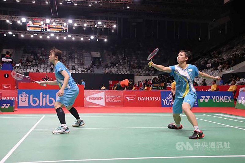 台灣羽球女將楊景惇(右)、張淨惠(左)擺脫低潮,14日挺進BWF世界羽球巡迴賽超級500印尼大師賽女雙32強。中央社記者石秀娟雅加達攝 109年1月14日