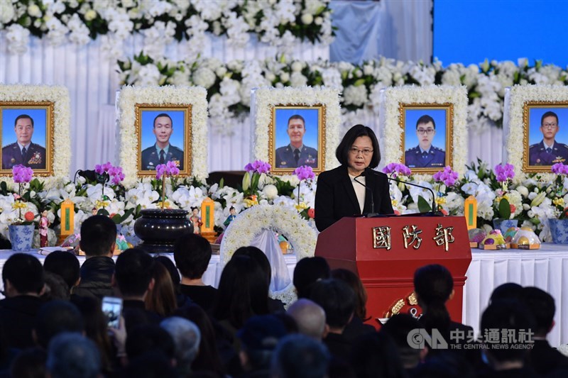 黑鷹直升機失事造成參謀總長沈一鳴上將等8人殉職,14日上午在空軍松山基地指揮部舉辦聯合公祭,總統蔡英文(台上)親自出席,致詞追悼緬懷。中央社記者林俊耀攝 109年1月14日