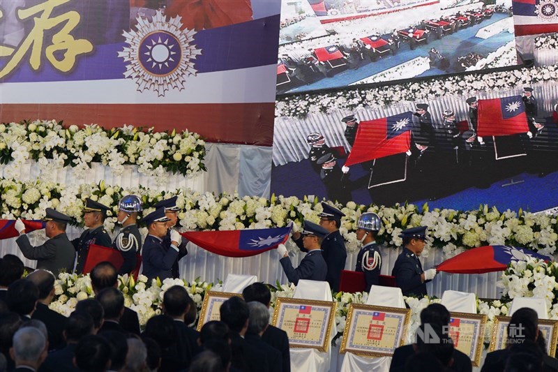 參謀總長沈一鳴上將等8名將士因黑鷹失事殉職,14日上午舉行聯合公奠儀式,由國軍同袍為殉職將士靈柩覆蓋國旗,場面肅穆。中央社記者徐肇昌攝 109年1月14日
