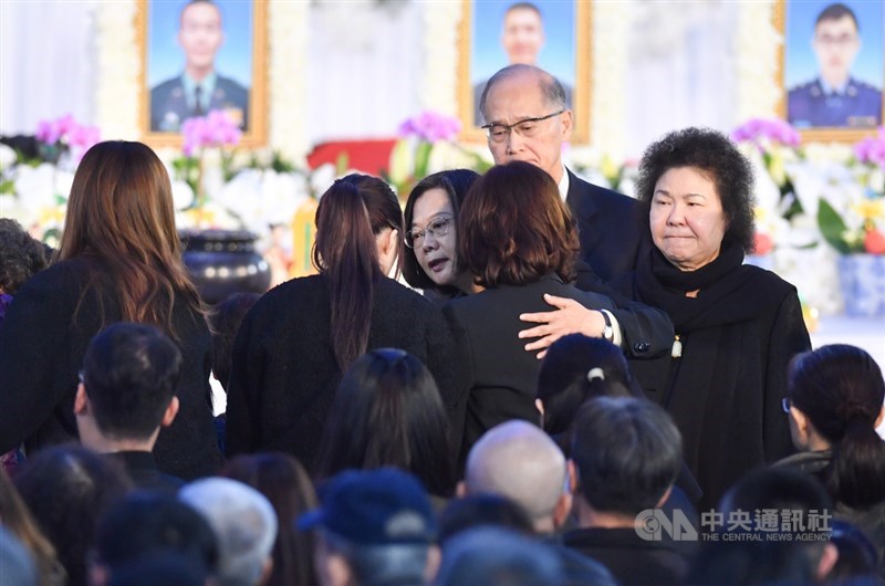 參謀總長沈一鳴上將等8名將士因黑鷹失事殉職,14日上午舉行聯合公奠儀式,總統蔡英文(中)由總統府祕書長陳菊(後右)、國安會祕書長李大維(後右2)等陪同出席,離去前擁抱慰問家屬。中央社記者林俊耀攝 109年1月14日