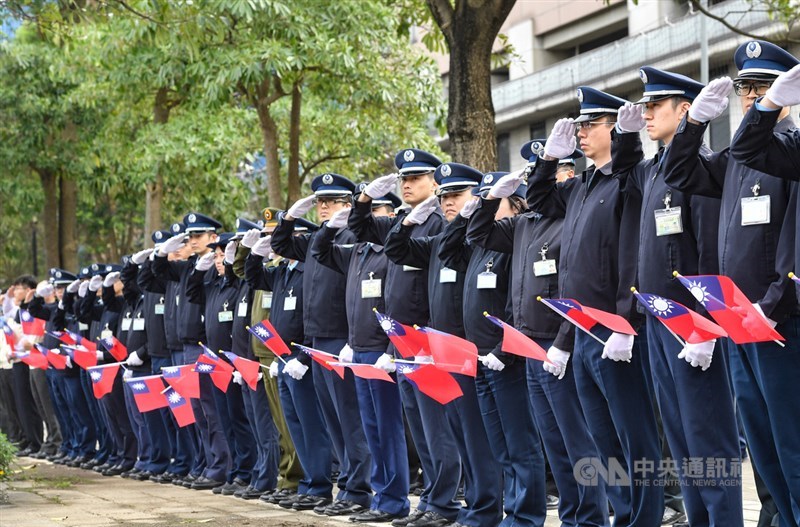 黑鷹殉職將士啟靈車隊14日自空軍松山指揮部出發,前往第二殯儀館火化,沿途官兵整齊向車隊敬禮。中央社記者林俊耀攝 109年1月14日