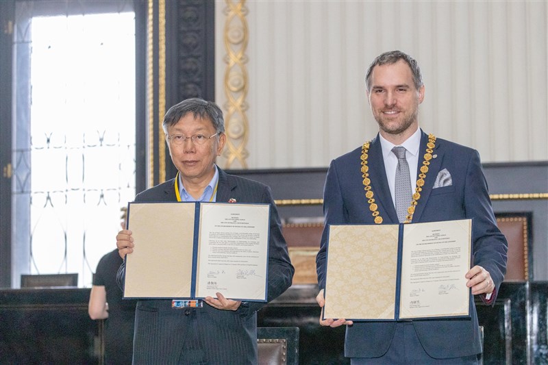 捷克首都布拉格與台北市13日簽署協議,締結為姊妹市。布拉格市長賀瑞普(右)簽署協議後表示,這項姊妹市關係對雙方都「最為有利」。(圖取自facebook.com/DoctorKoWJ)
