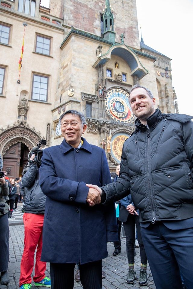 簽約典禮開始前,布拉格市長賀瑞普(右)還陪柯文哲欣賞知名觀光景點天文鐘的正點報時。(圖取自facebook.com/DoctorKoWJ)